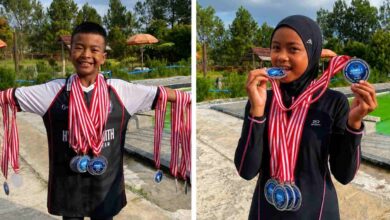 Dua siswa MIM Selomerto memamerkan puluhan medali emas kejuaraan renang Wonosobo di Sanera Park
