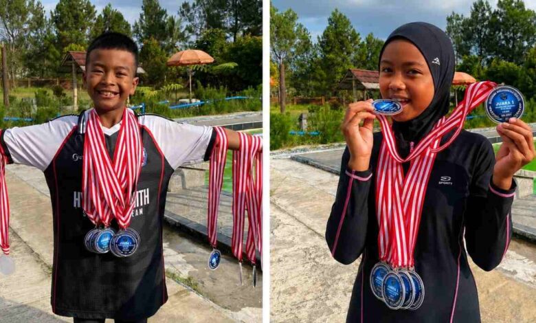 Dua siswa MIM Selomerto memamerkan puluhan medali emas kejuaraan renang Wonosobo di Sanera Park