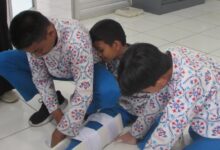 Siswa SMP mengikuti pelatihan pertolongan pertama pada kecelakaan (P3K) balutan kaki dalam program UKS FK UMS Karanganyar.