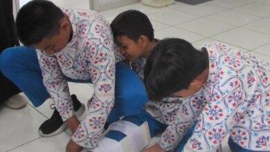 Siswa SMP mengikuti pelatihan pertolongan pertama pada kecelakaan (P3K) balutan kaki dalam program UKS FK UMS Karanganyar.