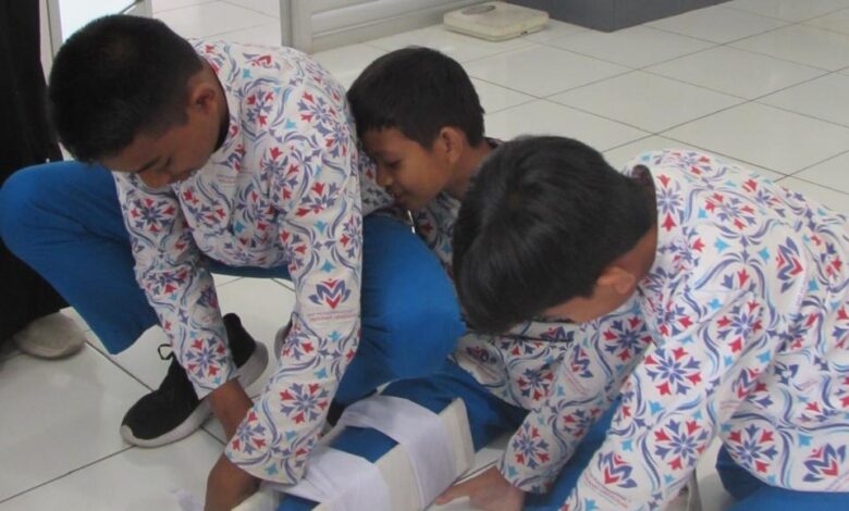 Siswa SMP mengikuti pelatihan pertolongan pertama pada kecelakaan (P3K) balutan kaki dalam program UKS FK UMS Karanganyar.