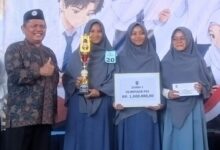 Penyerahan piala dan hadiah Juara 1 Olimpiade PAI Banyumas kepada tim siswa SMP Muhammadiyah Beji Kedungbanteng dalam Milad ke-70 SMA Muhammadiyah 1 Purwokerto.