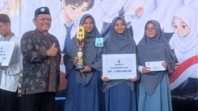 Penyerahan piala dan hadiah Juara 1 Olimpiade PAI Banyumas kepada tim siswa SMP Muhammadiyah Beji Kedungbanteng dalam Milad ke-70 SMA Muhammadiyah 1 Purwokerto.