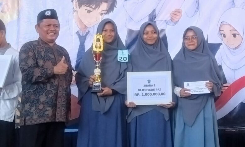 Penyerahan piala dan hadiah Juara 1 Olimpiade PAI Banyumas kepada tim siswa SMP Muhammadiyah Beji Kedungbanteng dalam Milad ke-70 SMA Muhammadiyah 1 Purwokerto.
