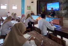 Orang tua siswa sedang menyimak presentasi aplikasi SI APIK untuk pantau anak di sekolah digital SMP Muhammadiyah 1 Dayeuhluhur.