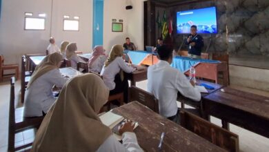 Orang tua siswa sedang menyimak presentasi aplikasi SI APIK untuk pantau anak di sekolah digital SMP Muhammadiyah 1 Dayeuhluhur.