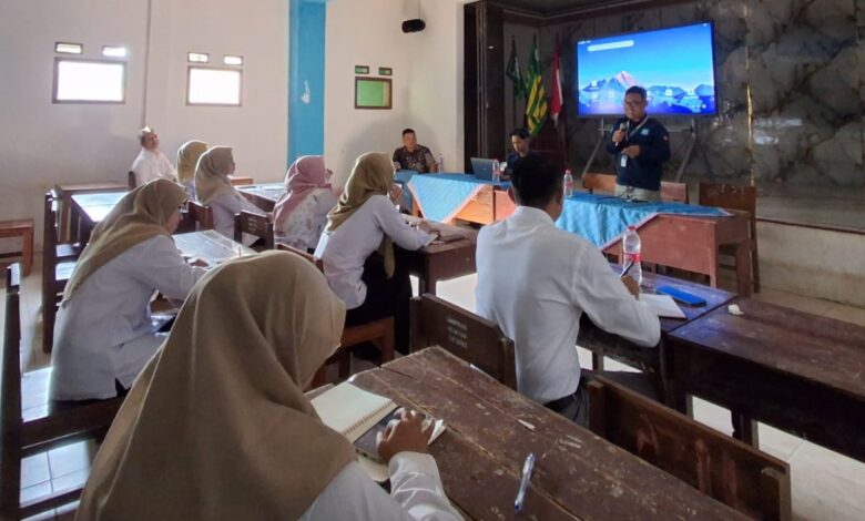 Orang tua siswa sedang menyimak presentasi aplikasi SI APIK untuk pantau anak di sekolah digital SMP Muhammadiyah 1 Dayeuhluhur.