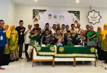 Peserta dan narasumber Baitul Arqam PCM Cimanggis Tapos foto bersama memperkuat Spiritual Leadership Kader Muhammadiyah.