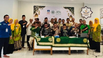 Peserta dan narasumber Baitul Arqam PCM Cimanggis Tapos foto bersama memperkuat Spiritual Leadership Kader Muhammadiyah.