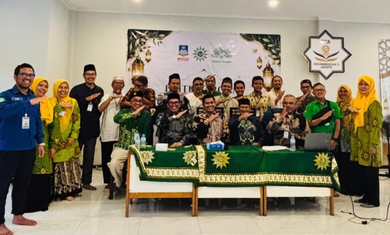 Peserta dan narasumber Baitul Arqam PCM Cimanggis Tapos foto bersama memperkuat Spiritual Leadership Kader Muhammadiyah.
