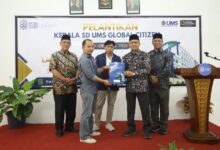 Prosesi penyerahan dokumen pelantikan dan peluncuran SPMB SD UMS Global Citizen di Kartasura.