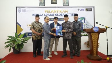 Prosesi penyerahan dokumen pelantikan dan peluncuran SPMB SD UMS Global Citizen di Kartasura.