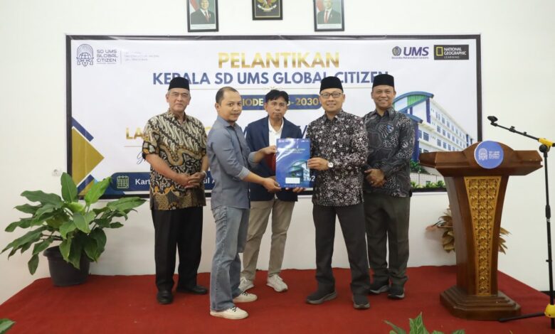 Prosesi penyerahan dokumen pelantikan dan peluncuran SPMB SD UMS Global Citizen di Kartasura.