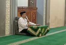 Ustadz Abdul Harits Zulmy menyampaikan kajian tentang pandangan Muhammadiyah mengenai budaya Jawa di Masjid Al Istiqomah Tahunan.
