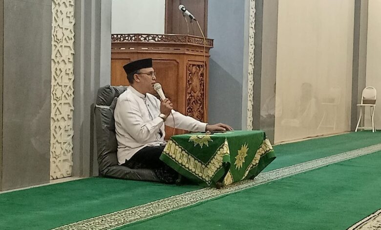 Ustadz Abdul Harits Zulmy menyampaikan kajian tentang pandangan Muhammadiyah mengenai budaya Jawa di Masjid Al Istiqomah Tahunan.