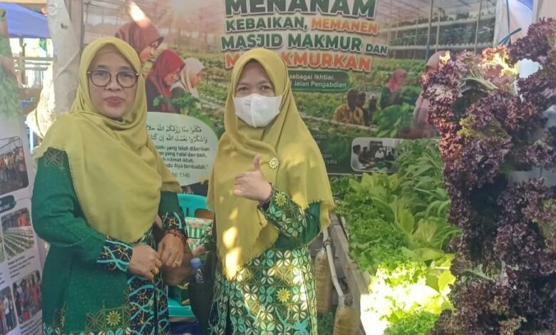 Stan pameran HidroponikMu Muhammadiyah Surakarta di Expo CRM Jateng 2026 yang menampilkan aneka sayur hidroponik segar.