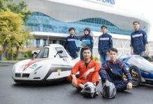 Tim mahasiswa dan pengajar Teknik Mesin UMS siapkan SDM kendaraan listrik bersama mobil riset listrik di depan Edutorium UMS.