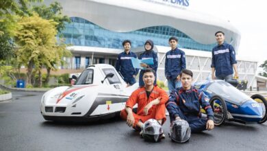 Tim mahasiswa dan pengajar Teknik Mesin UMS siapkan SDM kendaraan listrik bersama mobil riset listrik di depan Edutorium UMS.