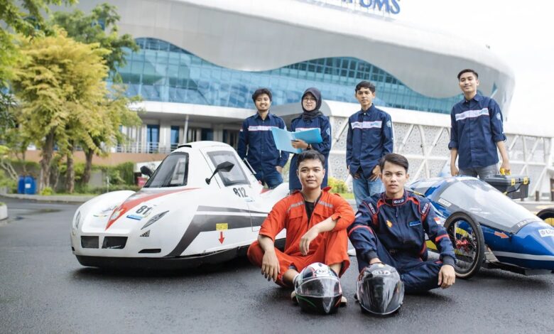 Tim mahasiswa dan pengajar Teknik Mesin UMS siapkan SDM kendaraan listrik bersama mobil riset listrik di depan Edutorium UMS.
