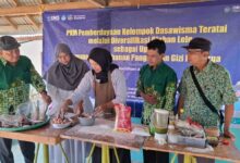 Tim PkM UMS memperagakan cara mengolah daging lele segar bersama peserta pelatihan Dasawisma Teratai di Boyolali.