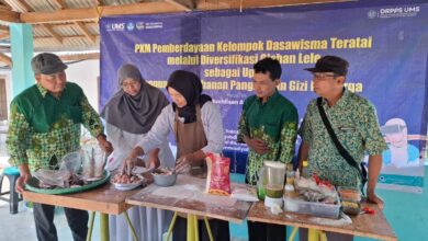 Tim PkM UMS memperagakan cara mengolah daging lele segar bersama peserta pelatihan Dasawisma Teratai di Boyolali.