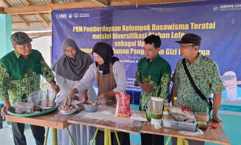 Tim PkM UMS memperagakan cara mengolah daging lele segar bersama peserta pelatihan Dasawisma Teratai di Boyolali.