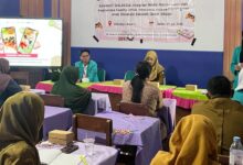 Tim PKM-PM UMS memaparkan materi sosialisasi program Sahabat Disleksia dan metode Augmented Reality bagi guru dan orang tua di SDN Nayu Barat 1 Surakarta untuk mendampingi anak disleksia.