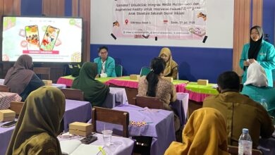 Tim PKM-PM UMS memaparkan materi sosialisasi program Sahabat Disleksia dan metode Augmented Reality bagi guru dan orang tua di SDN Nayu Barat 1 Surakarta untuk mendampingi anak disleksia.
