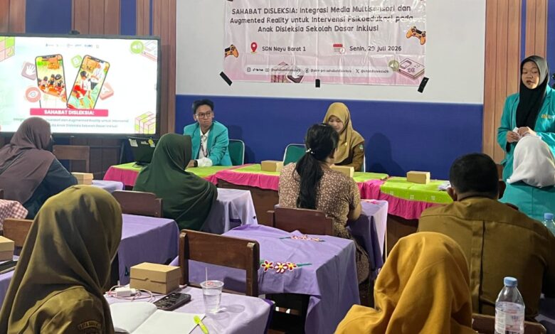 Tim PKM-PM UMS memaparkan materi sosialisasi program Sahabat Disleksia dan metode Augmented Reality bagi guru dan orang tua di SDN Nayu Barat 1 Surakarta untuk mendampingi anak disleksia.