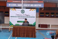 Sholeh Amini memberikan tausiah tips bahagia masa pensiun dalam acara Silaturahmi Pensiunan Perguruan Muhammadiyah Kota Surakarta di SD Muhammadiyah 1 Solo.