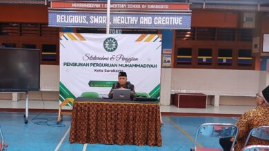 Sholeh Amini memberikan tausiah tips bahagia masa pensiun dalam acara Silaturahmi Pensiunan Perguruan Muhammadiyah Kota Surakarta di SD Muhammadiyah 1 Solo.