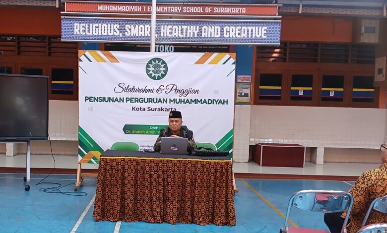 Sholeh Amini memberikan tausiah tips bahagia masa pensiun dalam acara Silaturahmi Pensiunan Perguruan Muhammadiyah Kota Surakarta di SD Muhammadiyah 1 Solo.