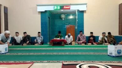 Jajaran pengurus PCM Kalinyamatan Jepara menyimak pengajian Trilogi Kaderisasi Muhammadiyah di Masjid Taqwa Bandungrejo.