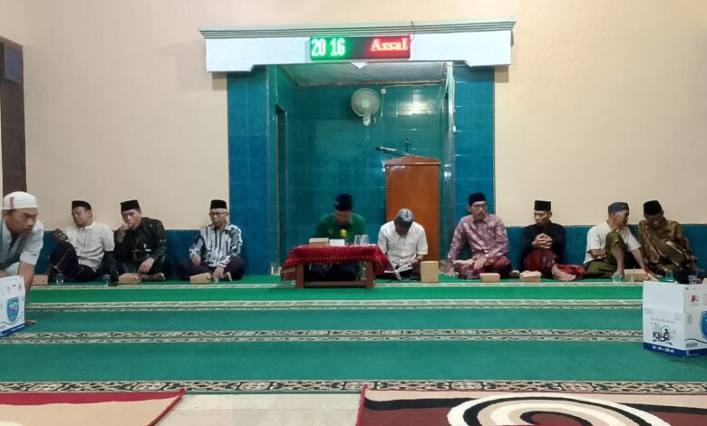 Jajaran pengurus PCM Kalinyamatan Jepara menyimak pengajian Trilogi Kaderisasi Muhammadiyah di Masjid Taqwa Bandungrejo.