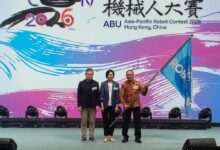 Perwakilan UMS menerima bendera penyerahan tuan rumah ABU Robocon 2027 di Hong Kong.