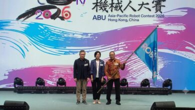 Perwakilan UMS menerima bendera penyerahan tuan rumah ABU Robocon 2027 di Hong Kong.