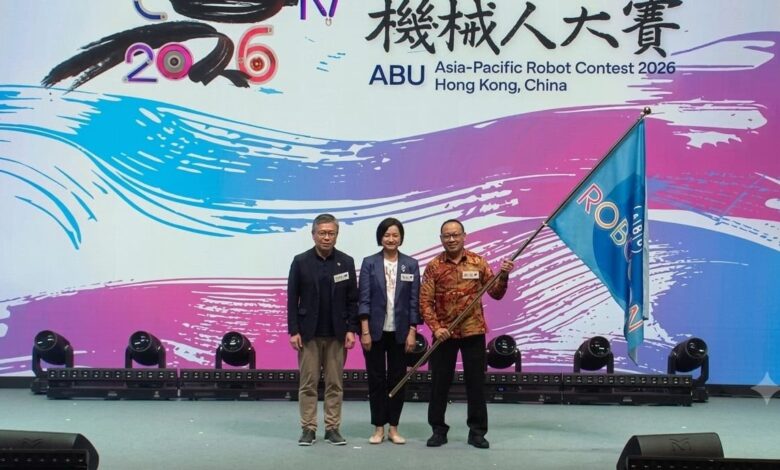 Perwakilan UMS menerima bendera penyerahan tuan rumah ABU Robocon 2027 di Hong Kong.