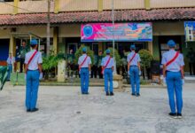 Petugas upacara HUT ke-81 RI di Mayong Jepara gabungan SMA dan SMK Muhammadiyah Mayong bersiap mengibarkan bendera Merah Putih