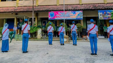 Petugas upacara HUT ke-81 RI di Mayong Jepara gabungan SMA dan SMK Muhammadiyah Mayong bersiap mengibarkan bendera Merah Putih