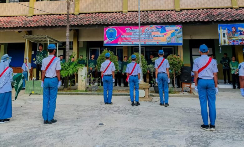 Petugas upacara HUT ke-81 RI di Mayong Jepara gabungan SMA dan SMK Muhammadiyah Mayong bersiap mengibarkan bendera Merah Putih