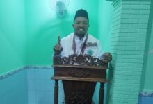 Ustaz Dwi Jatmiko saat menyampaikan khutbah Jumat HUT ke-81 RI di Masjid AsSyiar RRI Solo, berdiri di podium kayu dengan pose satu jari.