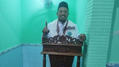 Ustaz Dwi Jatmiko saat menyampaikan khutbah Jumat HUT ke-81 RI di Masjid AsSyiar RRI Solo, berdiri di podium kayu dengan pose satu jari.