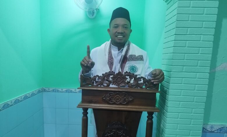 Ustaz Dwi Jatmiko saat menyampaikan khutbah Jumat HUT ke-81 RI di Masjid AsSyiar RRI Solo, berdiri di podium kayu dengan pose satu jari.