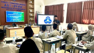 Pemateri memaparkan materi dalam Lokakarya Sekolah Unggul ICP di SMP Muhammadiyah Asy-Syifa Blimbingrejo Jepara.