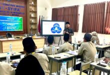 Narasumber Workshop Sekolah Unggul memaparkan materi strategi di hadapan para guru Pondok Pesantren Modern Asy-Syifa' Muhammadiyah Blimbingrejo Jepara.