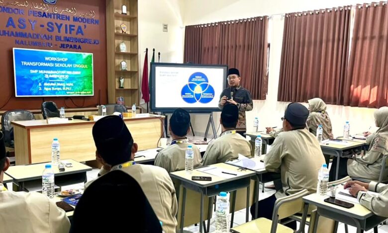 Narasumber Workshop Sekolah Unggul memaparkan materi strategi di hadapan para guru Pondok Pesantren Modern Asy-Syifa' Muhammadiyah Blimbingrejo Jepara.