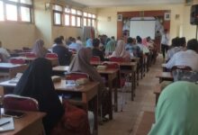 Puluhan calon jamaah haji menyimak materi dalam kegiatan manasik haji 2026 KBIH Armina PDM Sukoharjo di ruang kelas.