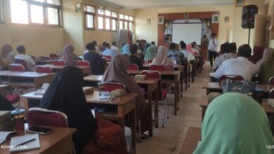 Puluhan calon jamaah haji menyimak materi dalam kegiatan manasik haji 2026 KBIH Armina PDM Sukoharjo di ruang kelas.