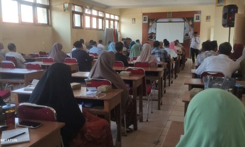 Puluhan calon jamaah haji menyimak materi dalam kegiatan manasik haji 2026 KBIH Armina PDM Sukoharjo di ruang kelas.