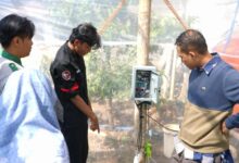 Tim PPK Ormawa HMP PTI UMS dan penilai DKPTI menjelaskan cara kerja alat instalasi IoT Smart Farming UMS kepada warga Desa Seboto Boyolali di dalam greenhouse.